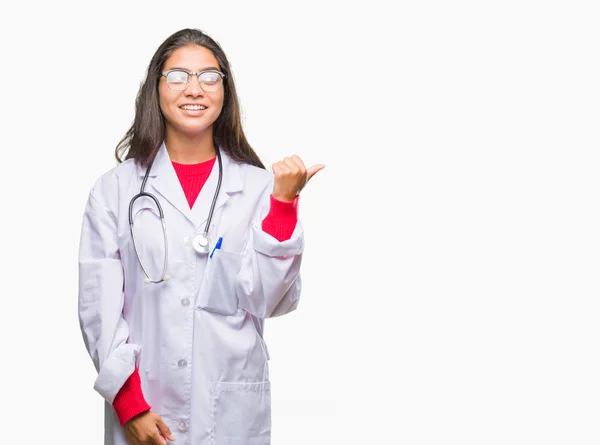 Joven Árabe Médico Mujer Sobre Fondo Aislado Sonriendo Con Cara —  Fotos de Stock