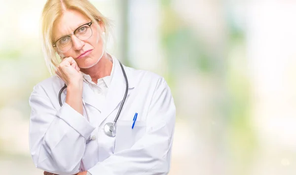 Médico Loira Meia Idade Mulher Sobre Fundo Isolado Pensando Parecendo — Fotografia de Stock