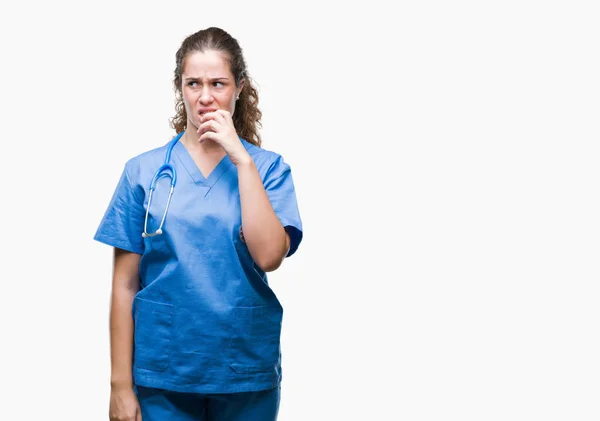 Joven Doctora Morena Vistiendo Uniforme Enfermera Cirujana Sobre Fondo Aislado —  Fotos de Stock