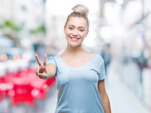 Giovane Donna Bionda Sfondo Isolato Sorridente Con Volto Felice Strizzando — Foto Stock