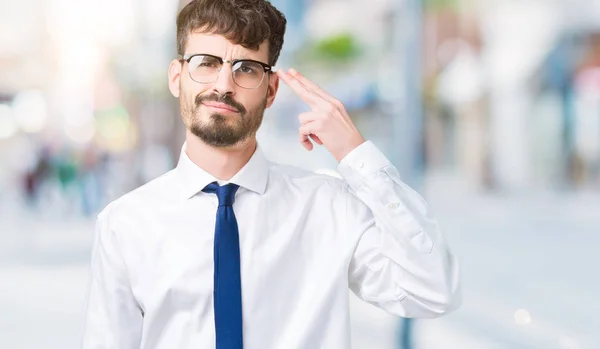 Junger Gutaussehender Geschäftsmann Mit Brille Über Isoliertem Hintergrund Schießt Und — Stockfoto
