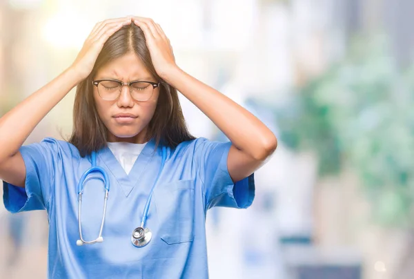 Jovem Asiático Médico Mulher Sobre Fundo Isolado Sofrendo Dor Cabeça — Fotografia de Stock