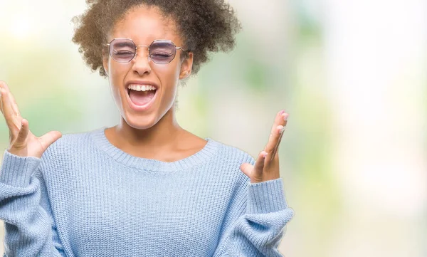 Mujer Afroamericana Joven Con Gafas Sobre Fondo Aislado Celebrando Loco — Foto de Stock