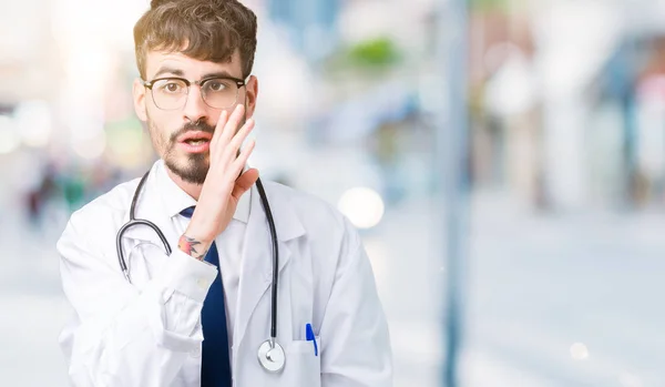 Junger Arzt Trägt Krankenhausmantel Über Isoliertem Hintergrund Hand Auf Mund — Stockfoto