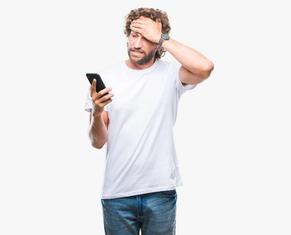 Bello Ispanico Uomo Modello Invio Messaggi Testo Utilizzando Smartphone Sfondo — Foto Stock