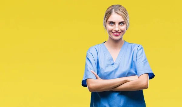 Jonge Mooie Blonde Dokter Chirurg Verpleegkundige Vrouw Geïsoleerd Achtergrond Blij — Stockfoto