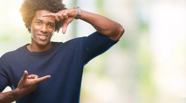 Afro Americký Muž Izolované Pozadí Provedení Rámu Rukama Prsty Šťastné — Stock fotografie