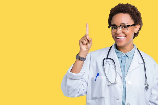 Joven Mujer Médica Afroamericana Que Usa Abrigo Médico Sobre Fondo — Foto de Stock