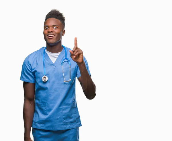 Jeune Homme Médecin Afro Américain Sur Fond Isolé Portant Uniforme — Photo