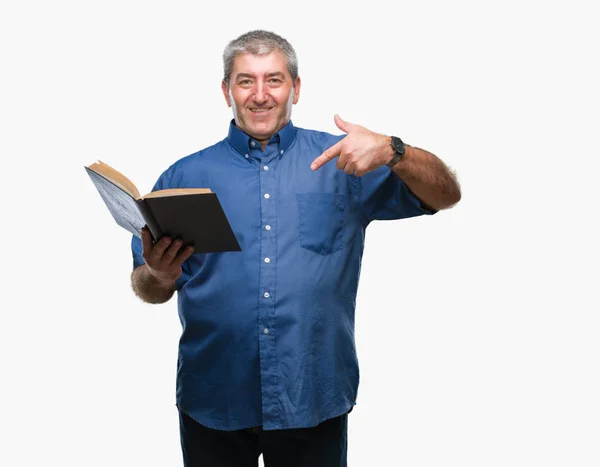 Bello Anziano Insegnante Uomo Leggendo Libro Sfondo Isolato Con Faccia — Foto Stock