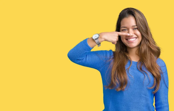 Jovem Bela Mulher Morena Vestindo Suéter Azul Sobre Fundo Isolado — Fotografia de Stock