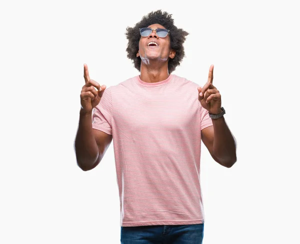 Afro American Man Wearing Sunglasses Isolated Background Amazed Surprised Looking — Stock Photo, Image