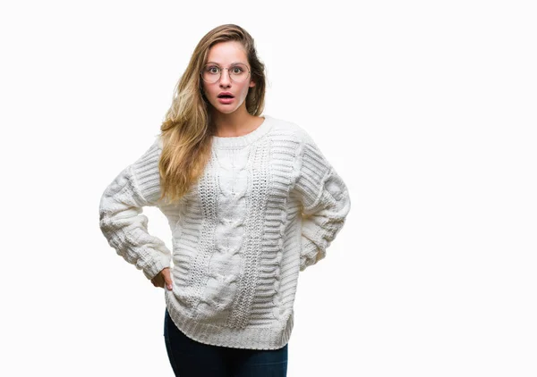 Junge Schöne Blonde Frau Trägt Winterpullover Und Sonnenbrille Über Isoliertem — Stockfoto