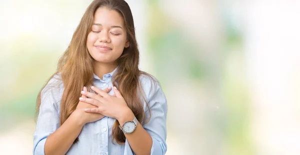 Jonge Mooie Brunette Zakenvrouw Geïsoleerde Achtergrond Glimlachend Met Handen Borst — Stockfoto