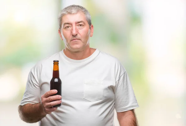 Schöner Älterer Mann Trinkt Bierflasche Über Isoliertem Hintergrund Mit Einem — Stockfoto