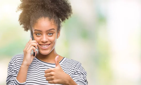 Jonge Afro Amerikaanse Vrouw Praten Telefoon Geïsoleerde Achtergrond Blij Met — Stockfoto