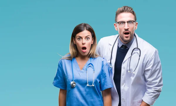 医師と恐れ 驚きの表情でショックを受けて孤立の背景の上の外科医の若いカップルは恐怖し 興奮顔 — ストック写真