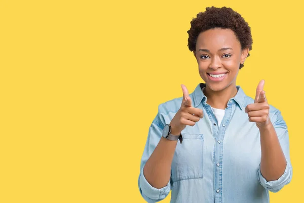 Jovem Bela Mulher Afro Americana Sobre Fundo Isolado Apontando Dedos — Fotografia de Stock