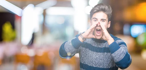Genç Yakışıklı Adam Ağzına Sesle Elleriyle Kızgın Bağırarak Izole Arka — Stok fotoğraf