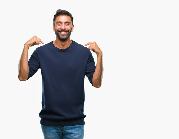 成年西班牙裔男子在孤立的背景下 脸上露出自信的笑容 用手指自豪和快乐地指着自己 — 图库照片
