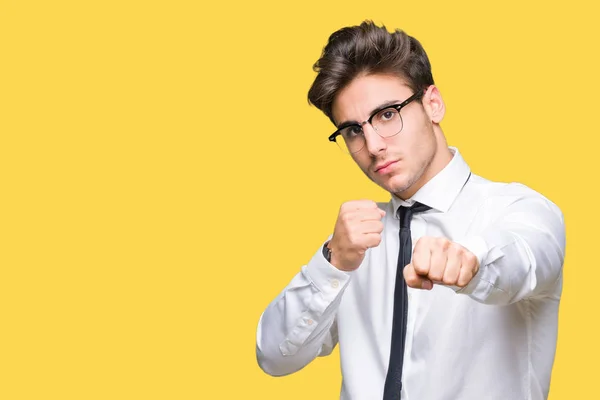 Junger Geschäftsmann Mit Brille Über Isoliertem Hintergrund Faustschläge Zum Kampf — Stockfoto