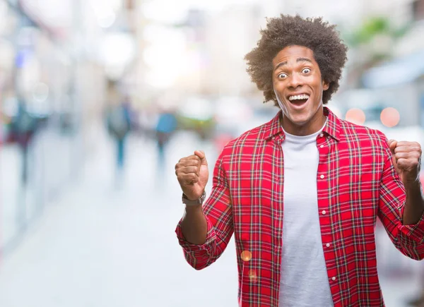 Hombre Afroamericano Sobre Fondo Aislado Celebrando Sorprendido Sorprendido Por Éxito —  Fotos de Stock