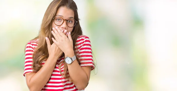 Młoda Piękna Kobieta Brunetka Sobie Okulary Paski Shirt Białym Tle — Zdjęcie stockowe