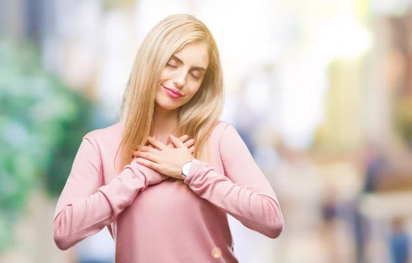 Joven Mujer Rubia Hermosa Usando Suéter Invierno Rosa Sobre Fondo — Foto de Stock