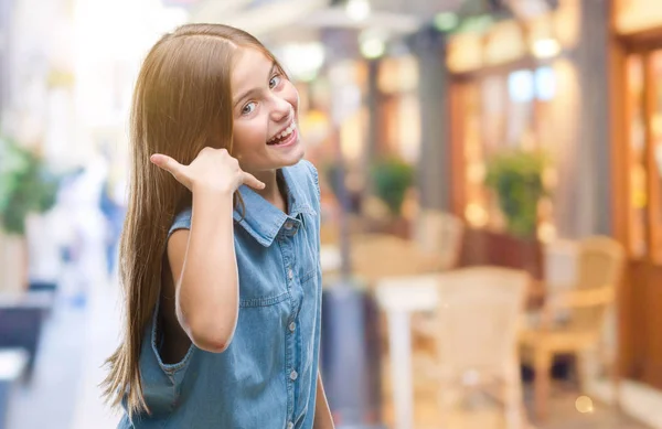 Menina Bonita Jovem Sobre Fundo Isolado Sorrindo Fazendo Gesto Telefone — Fotografia de Stock