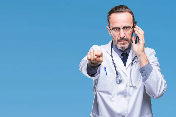 Mezza Età Anziano Hoary Medico Uomo Parlando Smartphone Sfondo Isolato — Foto Stock