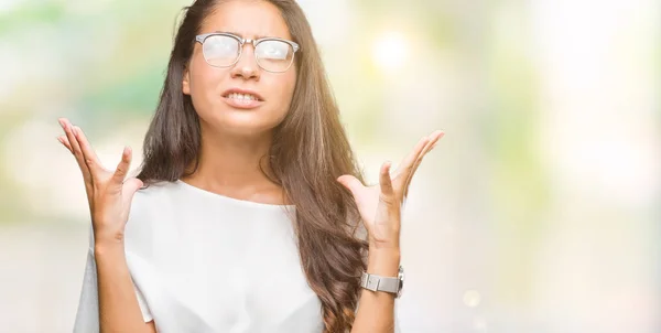 Joven Mujer Árabe Hermosa Con Gafas Sobre Fondo Aislado Loco — Foto de Stock