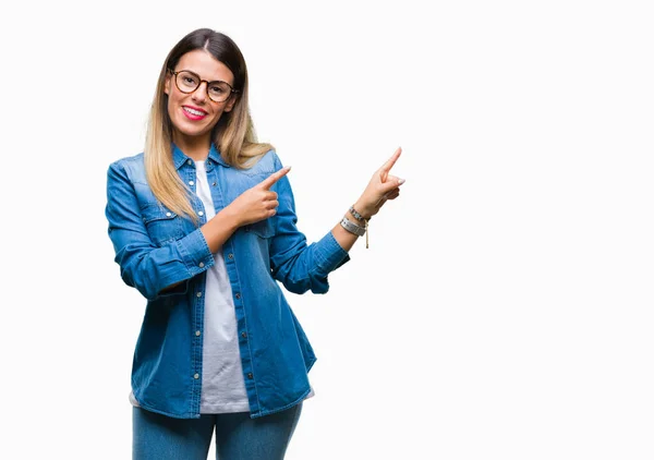 Mulher Bonita Nova Sobre Usando Óculos Sobre Fundo Isolado Sorrindo — Fotografia de Stock