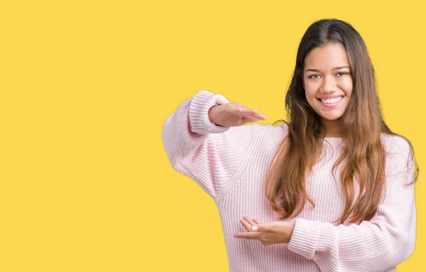 Mulher Morena Bonita Nova Vestindo Suéter Inverno Rosa Sobre Fundo — Fotografia de Stock