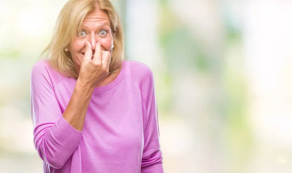 Blonde Frau Mittleren Alters Mit Isoliertem Hintergrund Die Etwas Stinkendes — Stockfoto