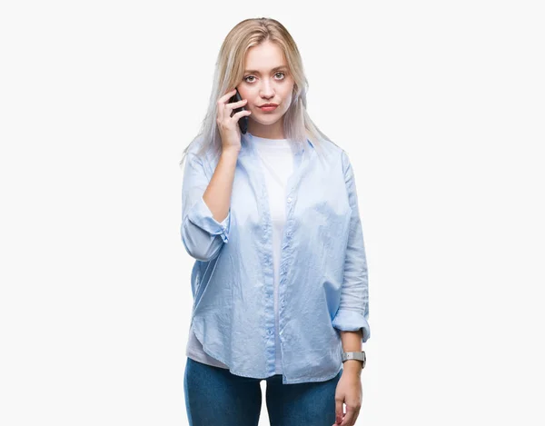 Молодая Блондинка Говорит Используя Смартфон Изолированном Фоне Уверенным Выражением Умном — стоковое фото