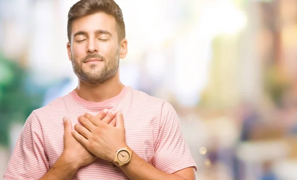 Joven Hombre Guapo Sobre Fondo Aislado Sonriendo Con Las Manos — Foto de Stock