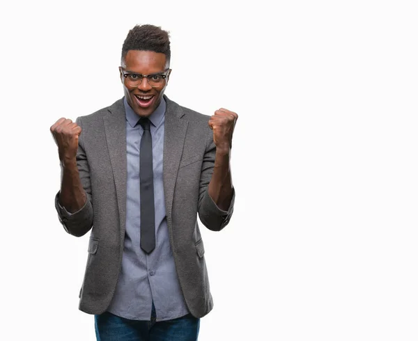 Молодой Афроамериканец Бизнесмен Изолированном Фоне Радовался Удивлялся Успеху Поднятыми Руками — стоковое фото
