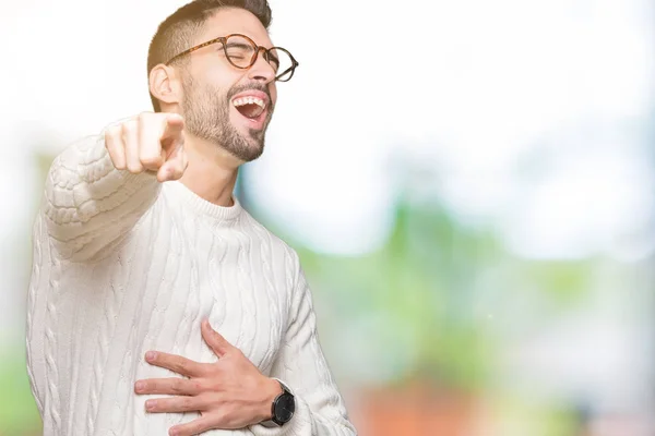 Jonge Knappe Man Dragen Bril Geïsoleerde Achtergrond Lachend Van Wijzend — Stockfoto