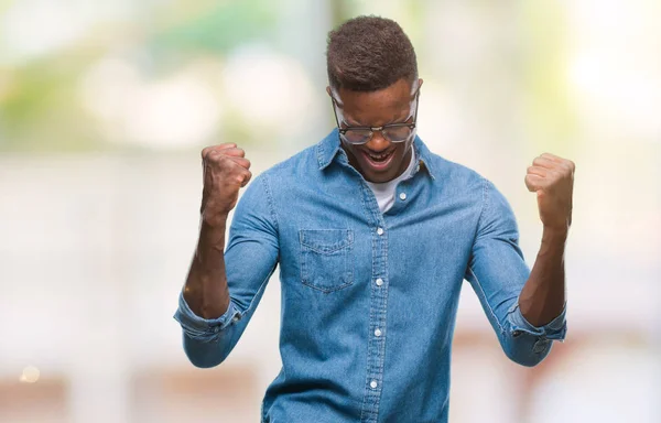 Hombre Afroamericano Joven Sobre Fondo Aislado Muy Feliz Emocionado Haciendo —  Fotos de Stock