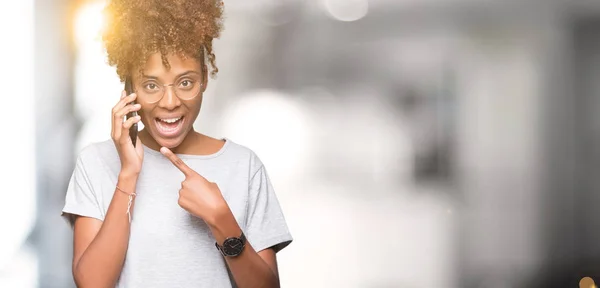 Joven Mujer Afroamericana Hablando Smartphone Sobre Fondo Aislado Muy Feliz — Foto de Stock