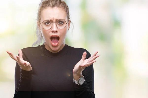 Mujer Rubia Joven Con Gafas Sobre Fondo Aislado Loco Loco — Foto de Stock