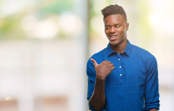 Молодой Африканский Американец Изолированном Фоне Улыбается Счастливым Лицом Глядя Указывая — стоковое фото