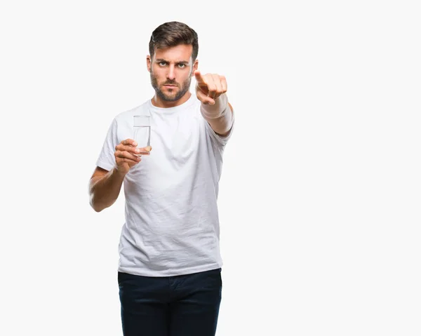 Junger Gutaussehender Mann Trinkt Ein Glas Wasser Über Isoliertem Hintergrund — Stockfoto