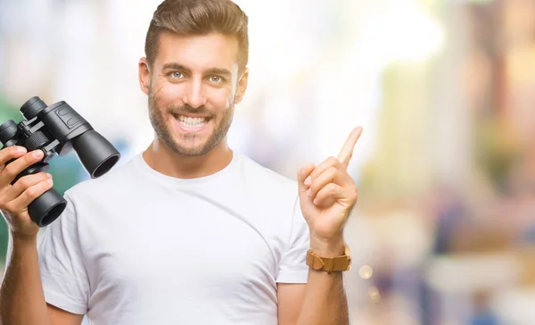 Jovem Homem Bonito Olhando Através Binóculos Sobre Fundo Isolado Muito — Fotografia de Stock