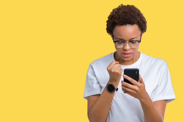 Young African American Woman Using Smartphone Isolated Background Annoyed Frustrated — Stock Photo, Image