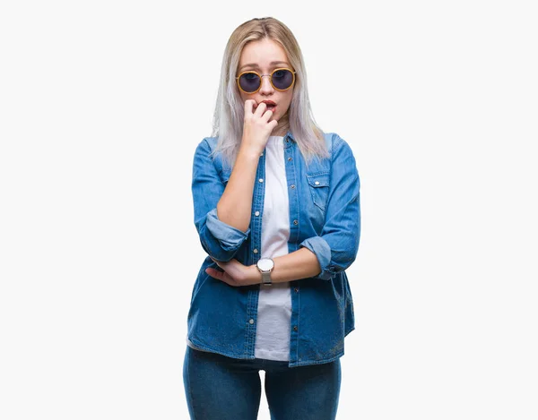Mladá Blond Žena Nosí Sluneční Brýle Izolované Pozadí Pohledu Stresovaní — Stock fotografie