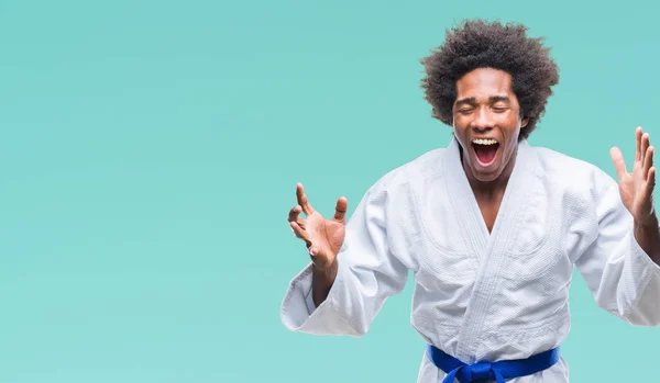 Hombre Afroamericano Usando Kimono Karate Sobre Fondo Aislado Celebrando Loco — Foto de Stock