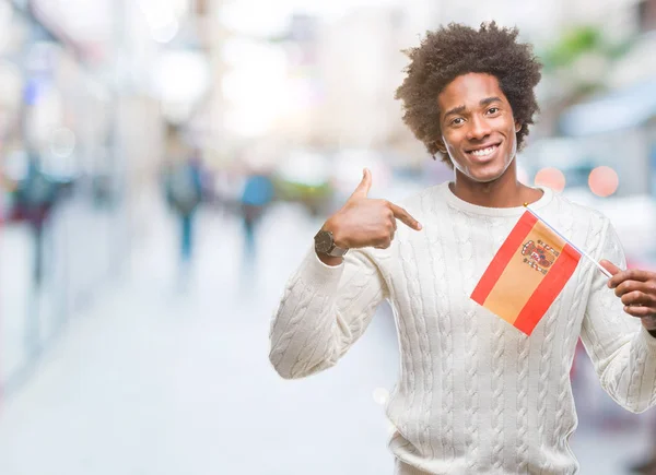 Bandera Hombre Afroamericano España Sobre Fondo Aislado Con Cara Sorpresa — Foto de Stock