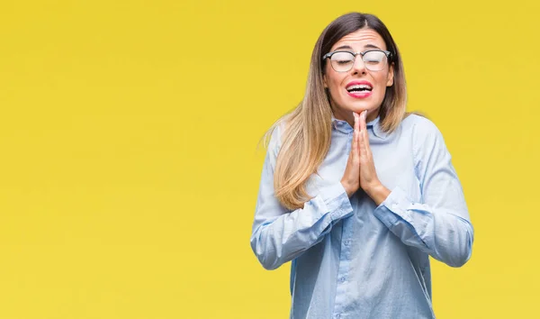 Joven Mujer Negocios Hermosa Con Gafas Sobre Fondo Aislado Mendigando — Foto de Stock