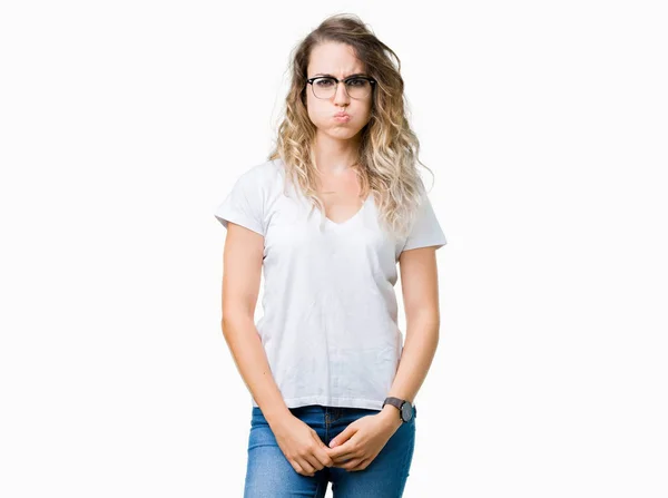 Linda Jovem Loira Usando Óculos Sobre Fundo Isolado Soprando Bochechas — Fotografia de Stock
